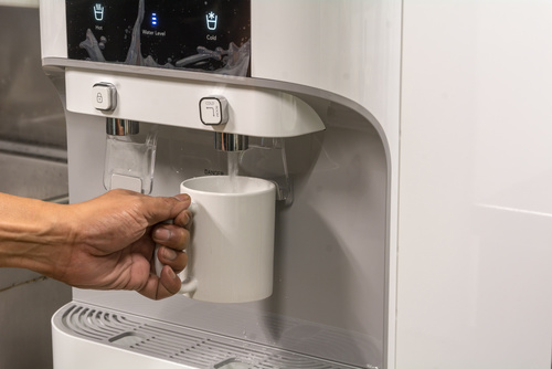 Cmo instalar un dispensador de agua sin botelln en las oficinas?