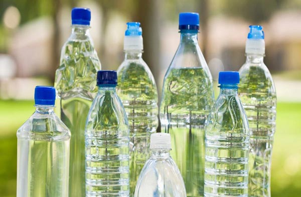 ¿Cómo el BPA de las botellas plásticas puede afectar tu salud?