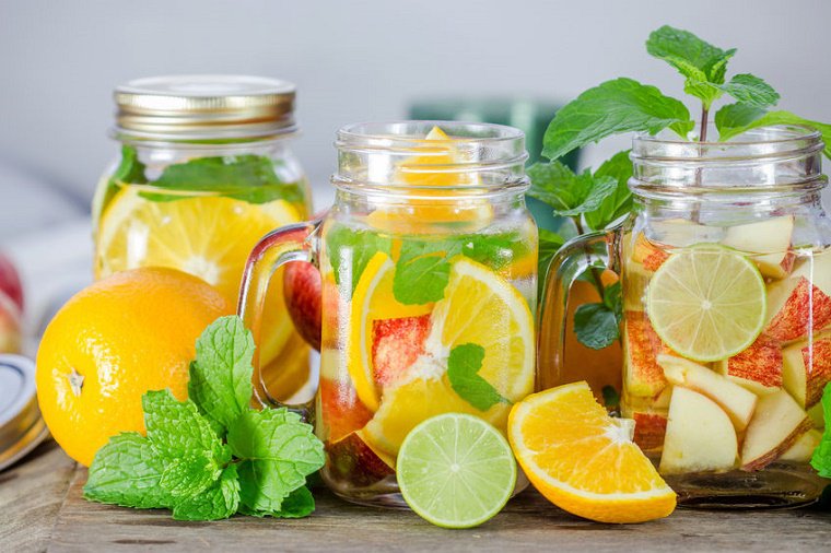 Agua pura con frutas: Infusiones deliciosas.
